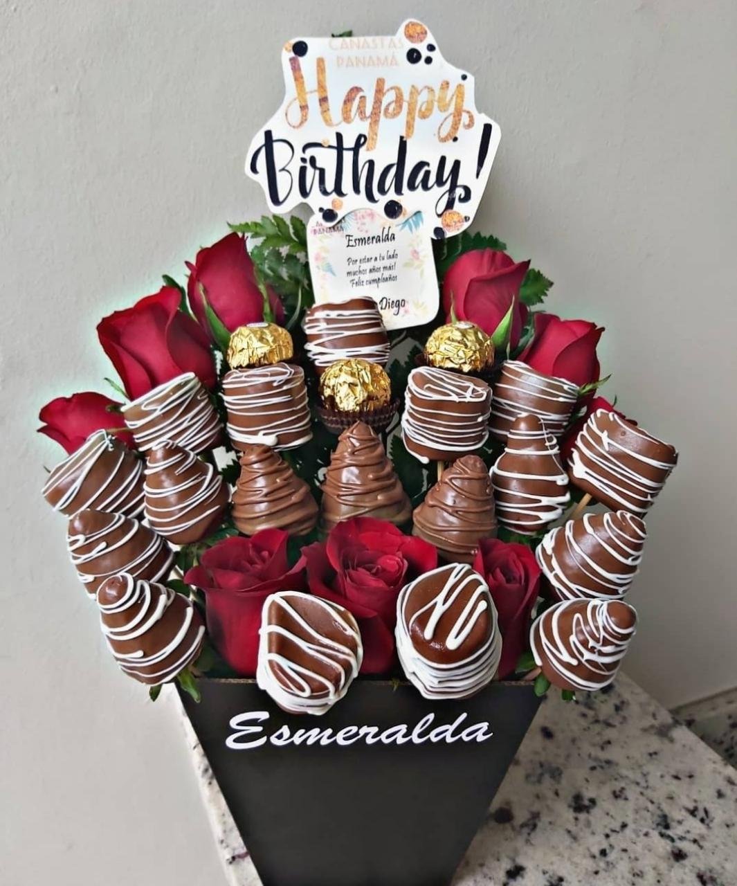 CC-007-1.jpg Arreglos Florales y Fresas con Chocolate Deluxe Exclusivo - Imagen 1