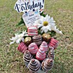 Arreglos Florales y Fresas con Chocolate Clásico Exclusivo