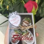 Arreglos Florales y Fresas con Chocolate Clásico Exclusivo