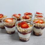 Shots de yogurt con granola y frutos rojos